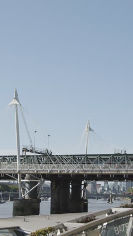 Vertical-Video-Commuters-Hungerford-Charing-Cross-Bridge-London-With-Train